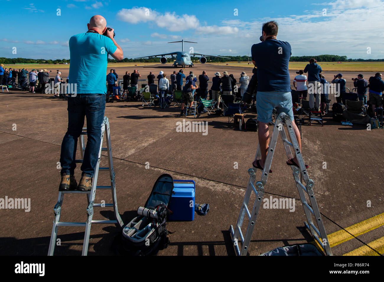 Japan Air Self Defense Force JASDF Japanese Air Force Kawasaki C2 pour l'avion de transport arrivant Royal International Air Tattoo, RIAT 2018, RAF Fairford airshow avec les avions observateurs, les passionnés de l'aviation, les photographes sur les escabeaux. Escabeaux Banque D'Images