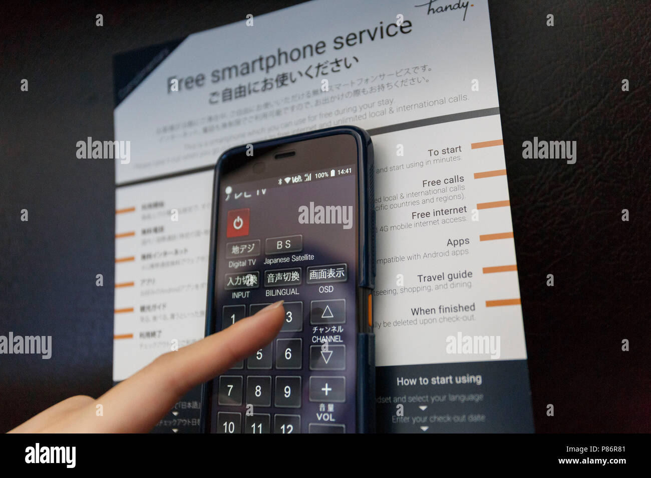 Tokyo Japon 10 Juillet 18 Une Femme Teste Une Application Sur Un Smartphone Qui Controle La Television A Henn Na Hotel A Asakusabashi Le 10 Juillet 18 Tokyo Japon Henn Na Hotel Qui Se