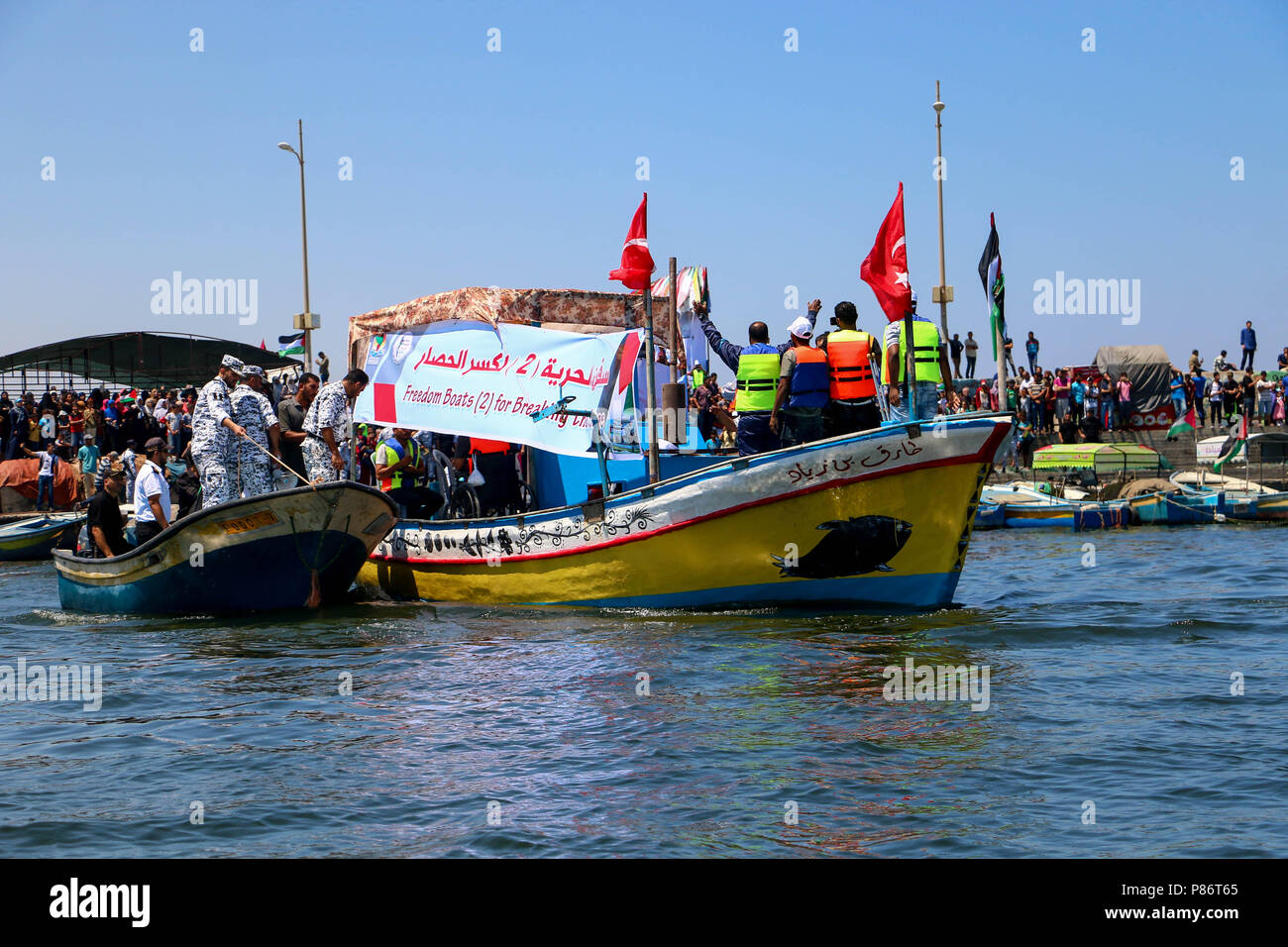 Gaza, la Palestine. 10 juillet, 2018. La liberté 2 est un navire dans le port de Gaza juste avant son départ pour tenter de briser le siège.L'Autorité nationale pour la retourner et briser le siège a lancé la flottille de la Liberté 2 pour les blessés et les étudiants palestiniens vers le monde du port de Gaza en un rejet de la siège israélien sur la bande de Gaza pendant plus de 11 ans. Credit : Ahmad Hasaballah SOPA/Images/ZUMA/Alamy Fil Live News Banque D'Images