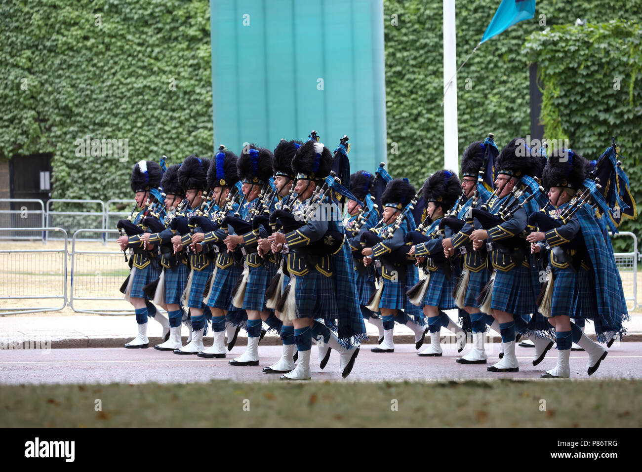 London,UK,10 Juillet 2018,jusqu'à 100 avions ont volé jusqu'au centre commercial à Londres et sur le palais de Buckingham dans le cadre de la RAF100 Centenaire. Le défilé a pris 9 minutes 45 secondes et a mis onze mois de planification. Avant le défilé aérien historique plus d'un millier de militaires hommes et femmes ont marché jusqu'au centre commercial vu par des foules considérables. Le défilé a également été observé par la famille royale de Buckingham Palace balcon. Credit : Keith Larby/Alamy Live News Banque D'Images