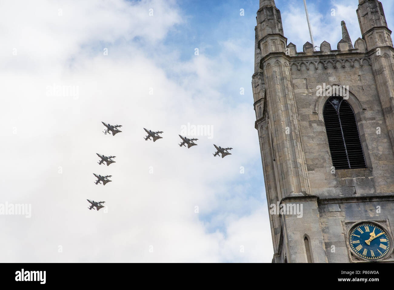 Windsor, Royaume-Uni. 10 juillet, 2018. Les aéronefs, y compris la nouvelle F-35 Lightning stealth fighter jet battant pour la première fois à un événement public, volent au-dessus de l'église paroissiale de St Jean le Baptiste à Windsor dans le cadre d'un défilé pour marquer les 100 ans de la Royal Air Force. La RAF, la première force aérienne indépendante, a été créée le 1er avril 1918, lorsque le Royal Flying Corps et le Royal Naval Air Service ont été fusionnés. Credit : Mark Kerrison/Alamy Live News Banque D'Images