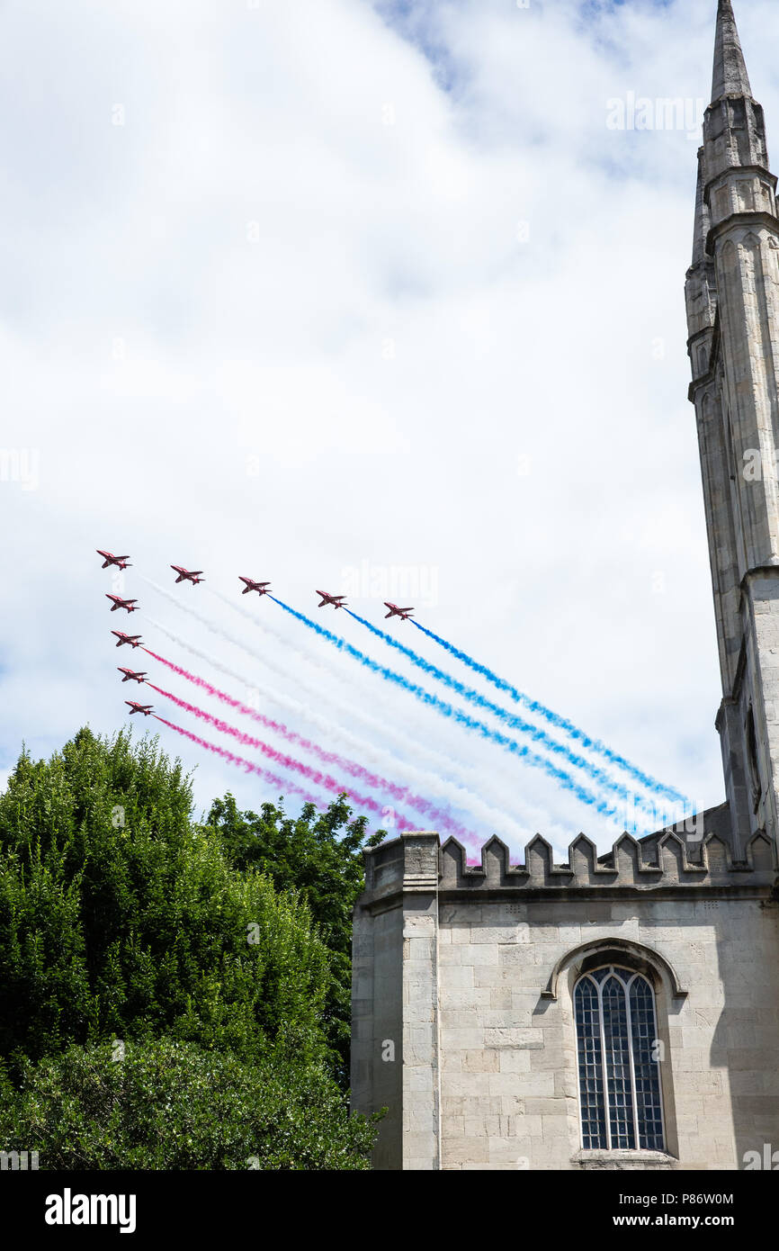 Windsor, Royaume-Uni. 10 juillet, 2018. Les flèches rouges volent au-dessus de l'église paroissiale de St Jean le Baptiste à Windsor dans le cadre d'un défilé pour marquer les 100 ans de la Royal Air Force. La RAF, la première force aérienne indépendante, a été créée le 1er avril 1918, lorsque le Royal Flying Corps et le Royal Naval Air Service ont été fusionnés. Credit : Mark Kerrison/Alamy Live News Banque D'Images