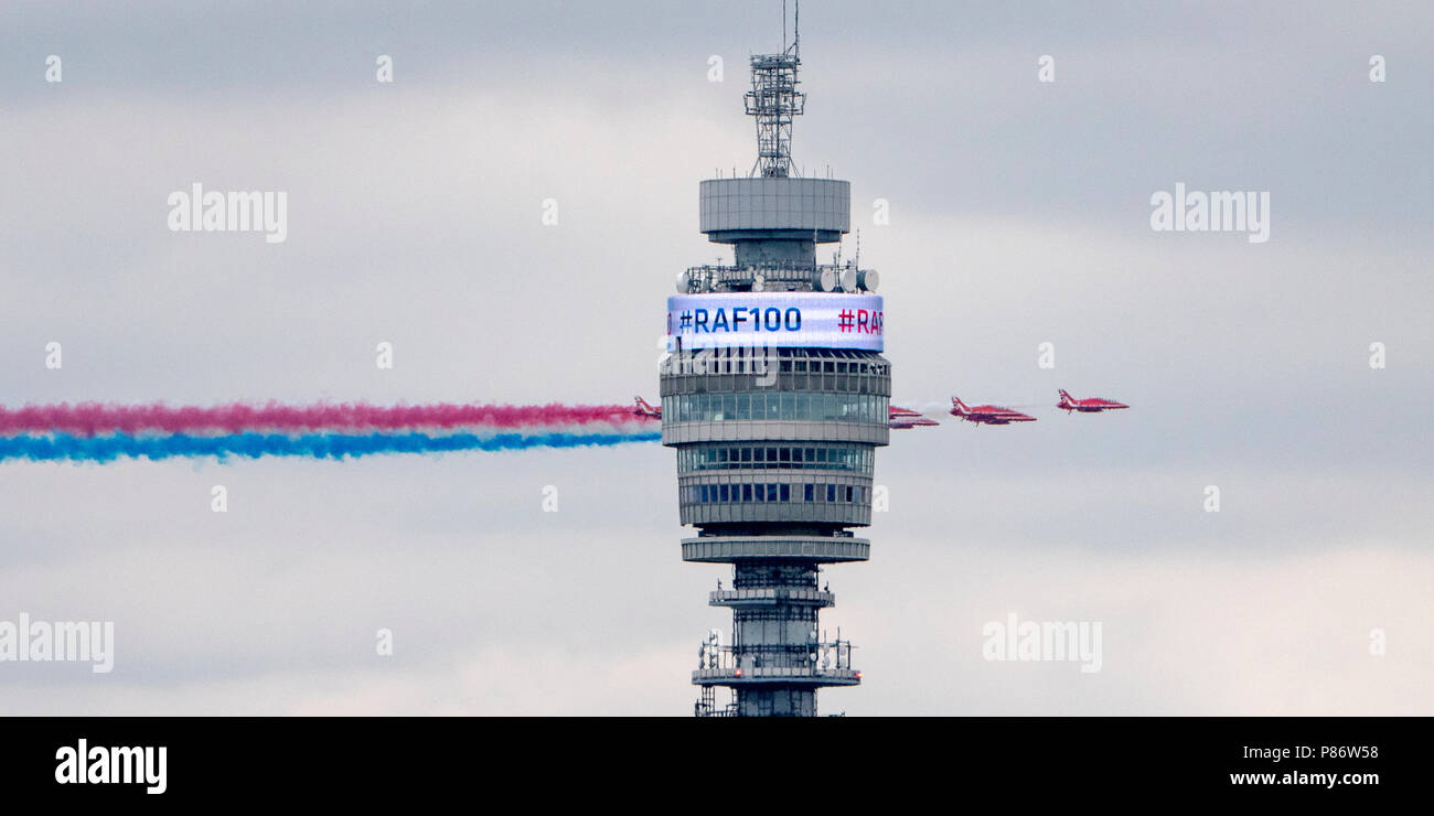 Londres, Angleterre, le 10 juin 2018, le monde célèbre Red Arrows de la Royal Air Force Aerobatic Team afficher leur vrai visage quand ils passent derrière la BT Tower à Londres sur leur chemin au Buckingham Palace pour célébrer le 100e anniversaire de la fondation de la Royal Air Force. Crédit : Louis Berk/Alamy Live News Banque D'Images