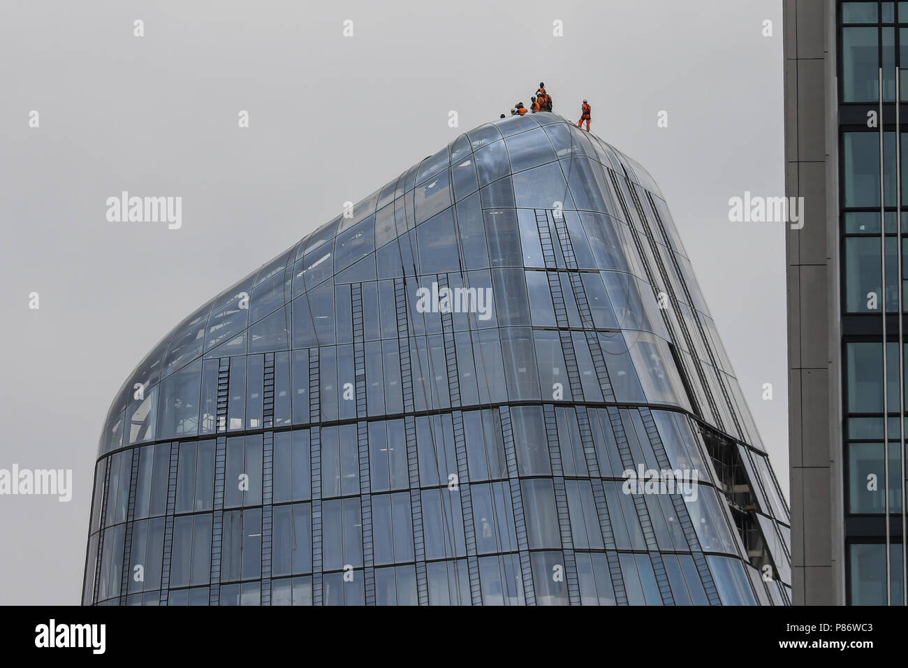 Londres, Royaume-Uni. 10 juillet 2018. Les travailleurs de la construction sur le projet Boomerang de Londres se tenir sur leurs capacités comme ils était le 100e anniversaire des Forces Royales Air. Credit : James Hancock/Alamy Live News Banque D'Images