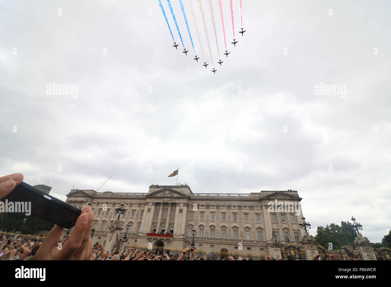 London,UK,10 juillet 2018, les grandes foules regarder le défilé que 100 avions, y compris la fameuse flèche rouge s'envola du Mall et sur le palais de Buckingham dans le cadre de la Royal Air Force Centenaire Crédit : amer ghazzal/Alamy Live News Banque D'Images