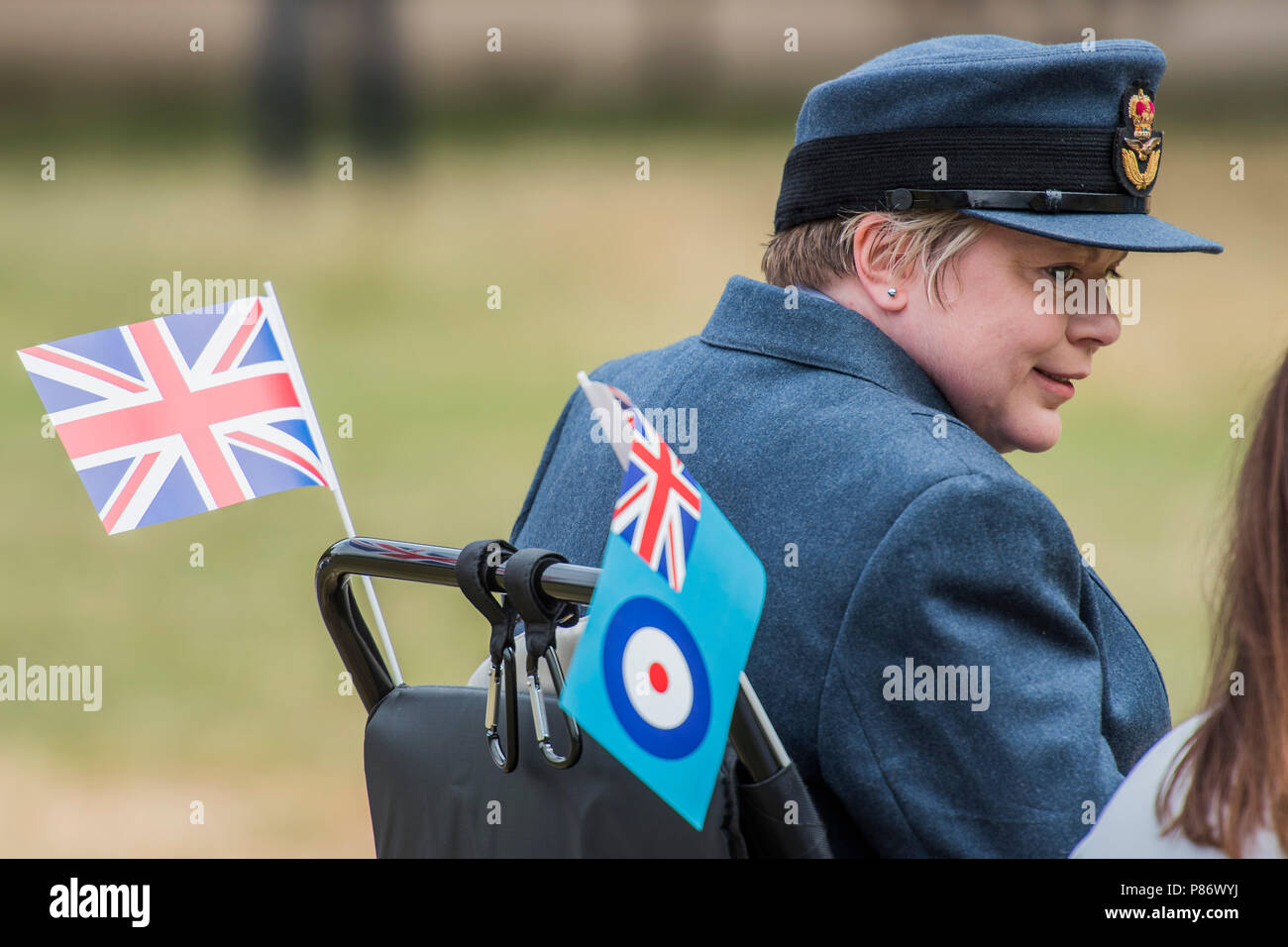 Londres, Royaume-Uni. 10 juillet 2018. Un vétéran de l'abbaye de Westminster montres service commémoratif sur un grand écran dans Green Park - Le défilé et parade, l'apogée de RAF100 - célébrations autour de 100 avions voler, (et du personnel), mars 1000 en bas de la Mall et plus de la Famille Royale à Buckingham Palace. La Royal Air Force est marquant le centenaire de sa création. Crédit : Guy Bell/Alamy Live News Banque D'Images