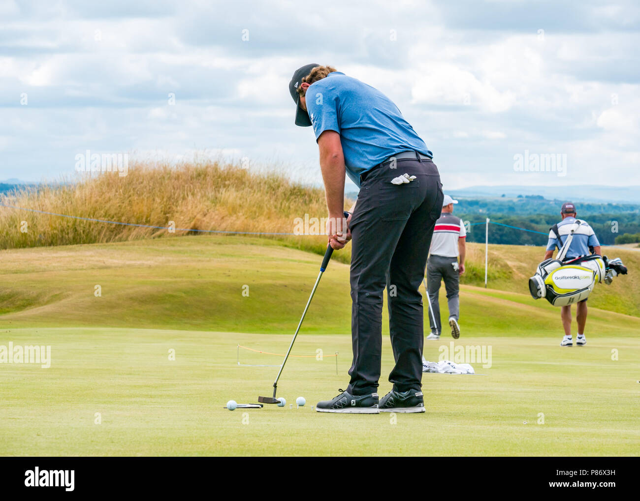 Gullane, UK. 10 juillet 2018. Investissements Standard Aberdeen Scottish Open Golf Championship derniers préparatifs, Gullane, East Lothian, Ecosse, Royaume-Uni, le 10 juillet 2018. La phase finale des préparatifs en cours pour la 5ème tournée européenne à la série Rolex Golf Gullane en préparation pour le début du championnat ouvert du 12 au 15 juillet. Pratiquer les golfeurs sur le vert. Golfeur professionnel, l'anglais Eddie Pepperell Banque D'Images