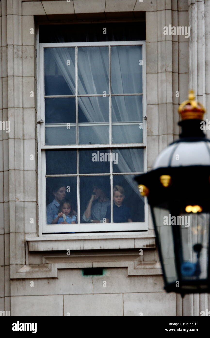 Londres, Royaume-Uni. 10 juillet 2018. Prince George et la Princesse Charlotte sont à regarder la foule depuis une fenêtre à Buckingham Palace. Credit : Uwe Deffner/Alamy Live News Banque D'Images