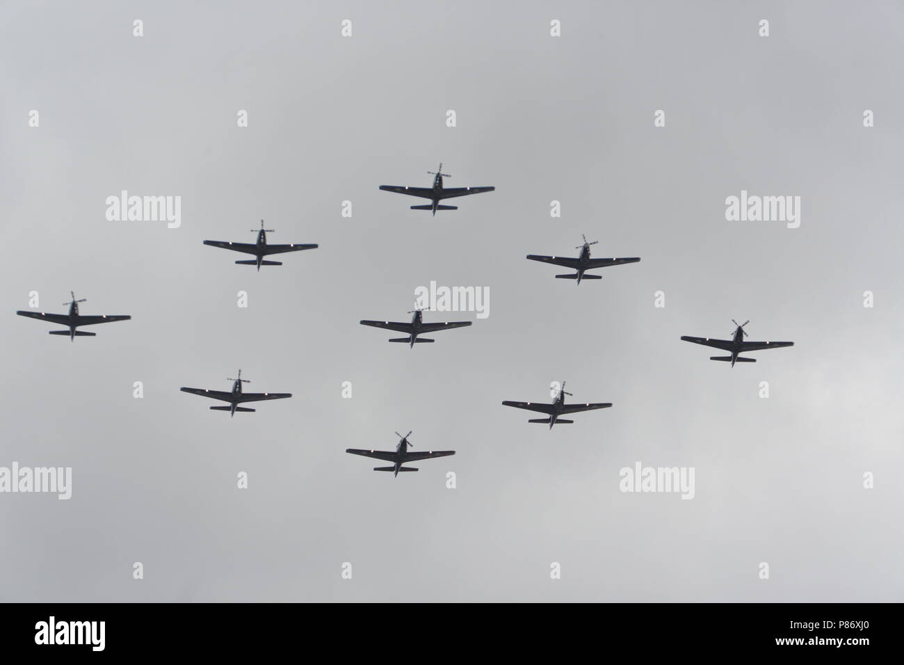 Londres, Royaume-Uni. 10 juillet 2018. Autour de 100 aéronefs de toutes les périodes de l'aviation ont pris part à un défilé aérien spectaculaire sur le palais de Buckingham pour marquer les 100 ans de la Royal Air Force. Des milliers de spectateurs se sont rassemblés pour regarder cet événement très spécial. Credit : Uwe Deffner/Alamy Live News Banque D'Images