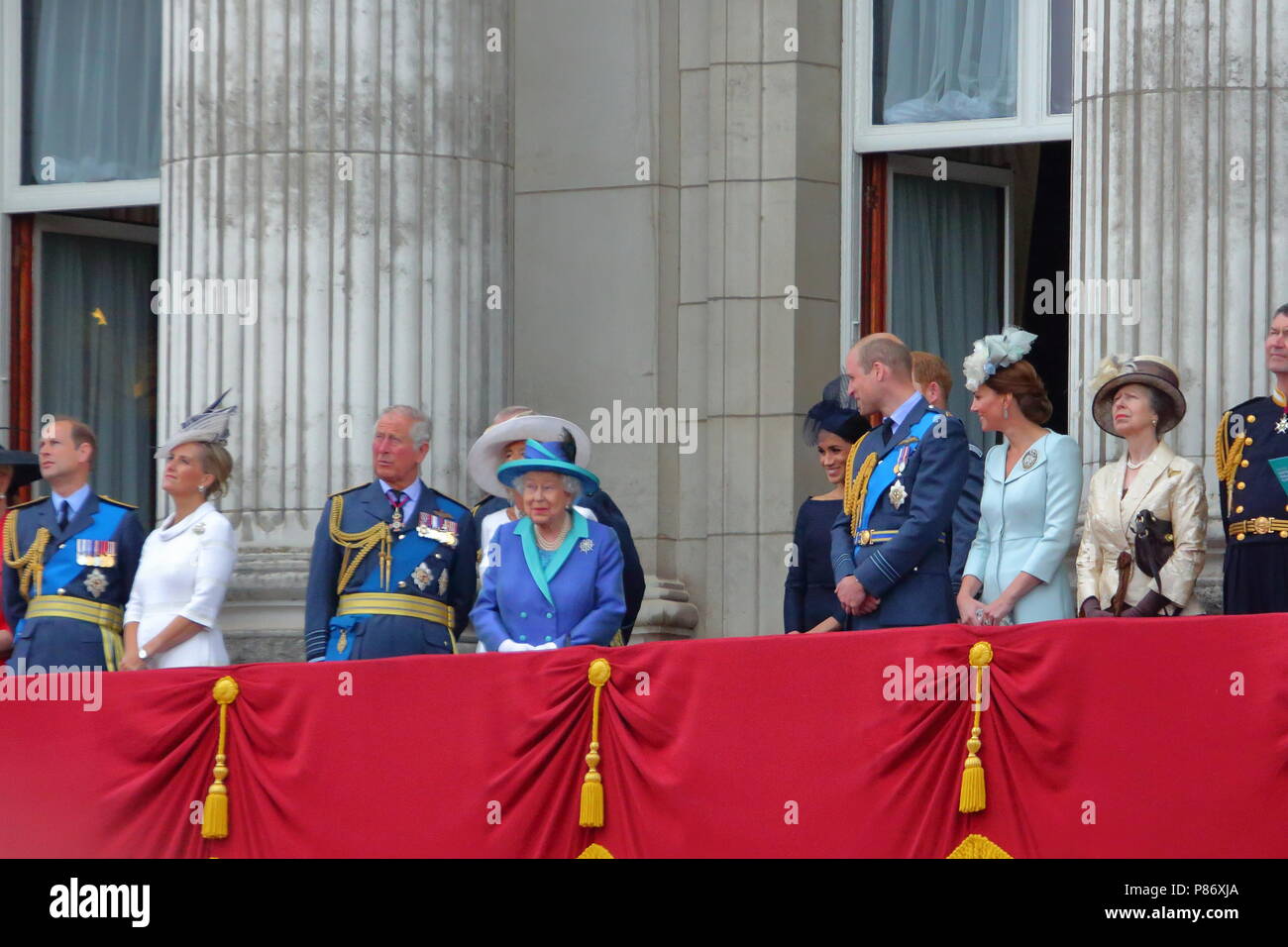 Londres, Royaume-Uni. 10 juillet 2018. La Famille royale observe le défilé aérien spectaculaire de 100 aéronefs de toutes les périodes de l'aviation pour marquer les 100 ans de la Royal Air Force depuis le balcon du palais de Buckingham. Credit : Uwe Deffner/Alamy Live News Banque D'Images