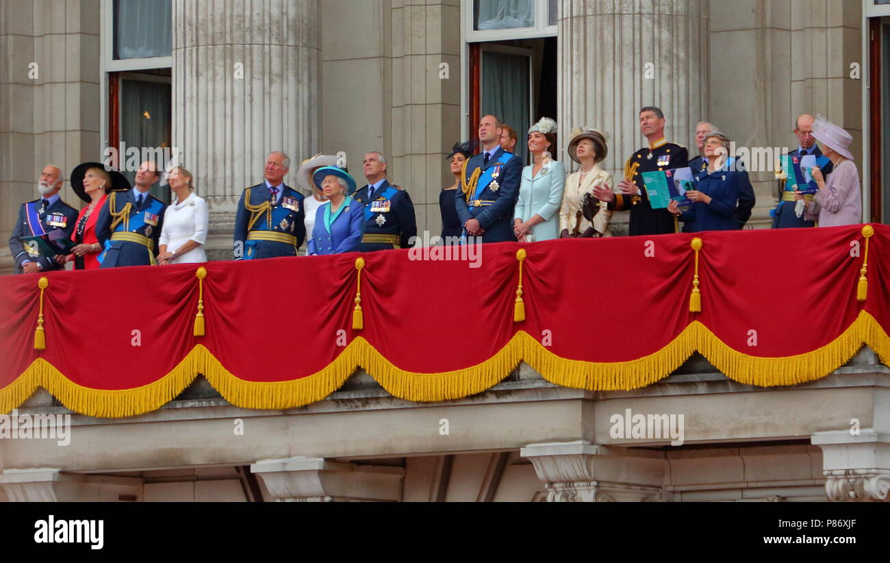 Londres, Royaume-Uni. 10 juillet 2018. La Famille royale observe le défilé aérien spectaculaire de 100 aéronefs de toutes les périodes de l'aviation pour marquer les 100 ans de la Royal Air Force depuis le balcon du palais de Buckingham. Credit : Uwe Deffner/Alamy Live News Banque D'Images