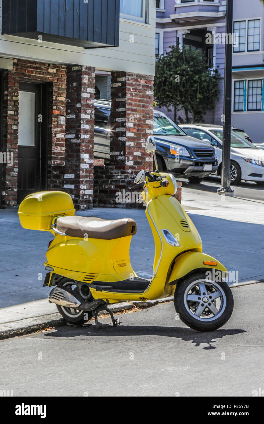 Bangkok, THAÏLANDE - 19 Avril 2015 : Jaune moto classique sur fond de brique rouge Banque D'Images