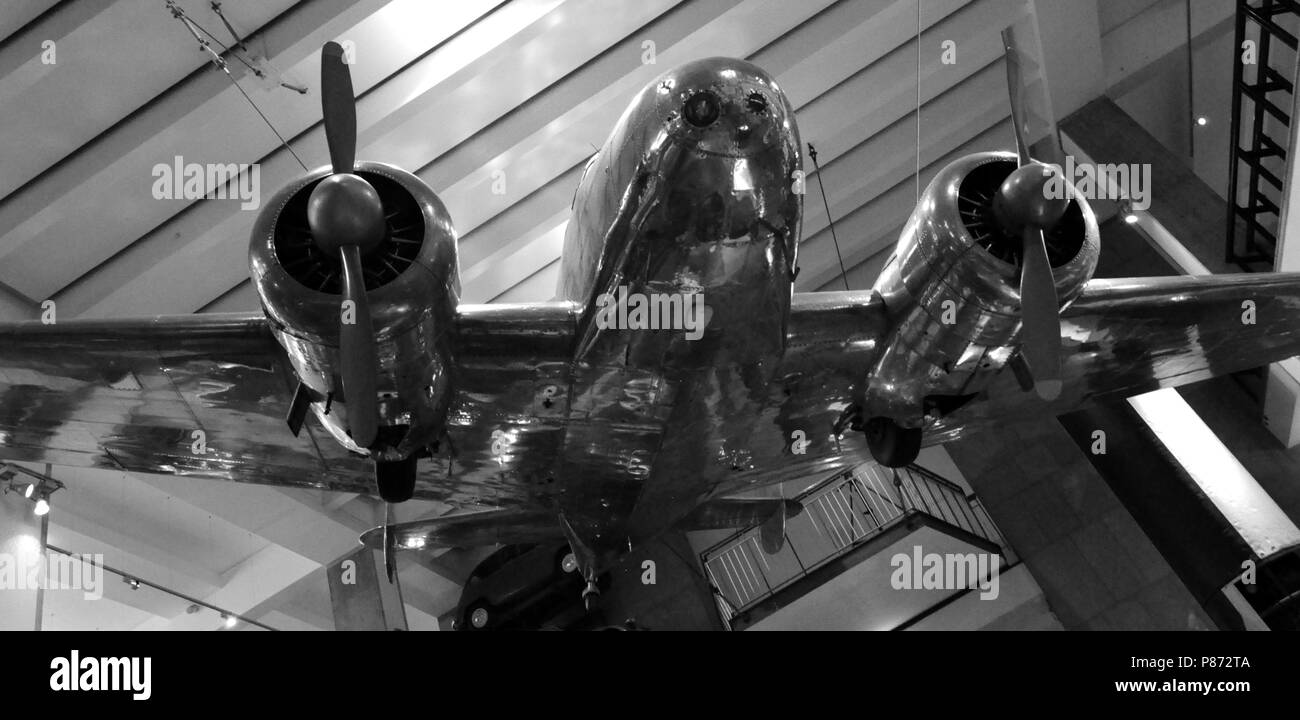 Lockheed Electra 10a n° de série 1037 à rendre le monde moderne des beaux-arts du Science Museum, Londres, Royaume-Uni. Banque D'Images