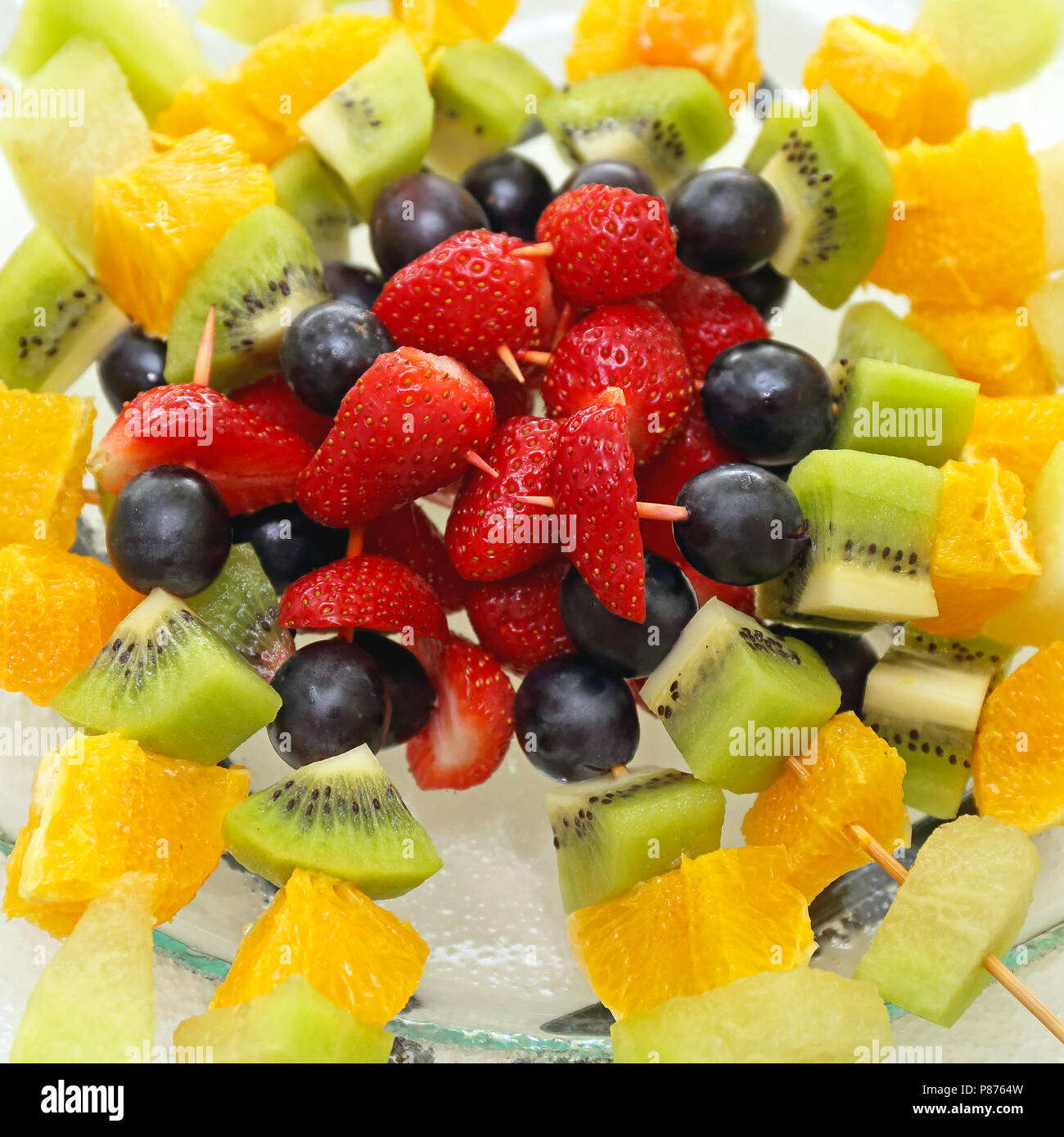 Brochettes de fruits frais sur des bâtons pour partie Photo Stock