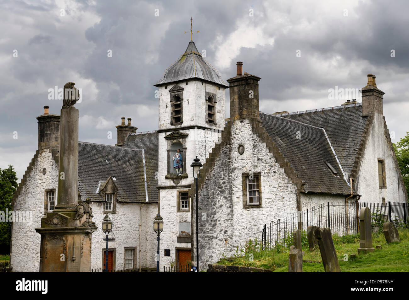 17e siècle l'architecture de Burgh Hôpital Cowanes avec statue de John Cowane Holy rude au cimetière de la vieille ville sur la colline du Château de Stirling en Écosse Banque D'Images