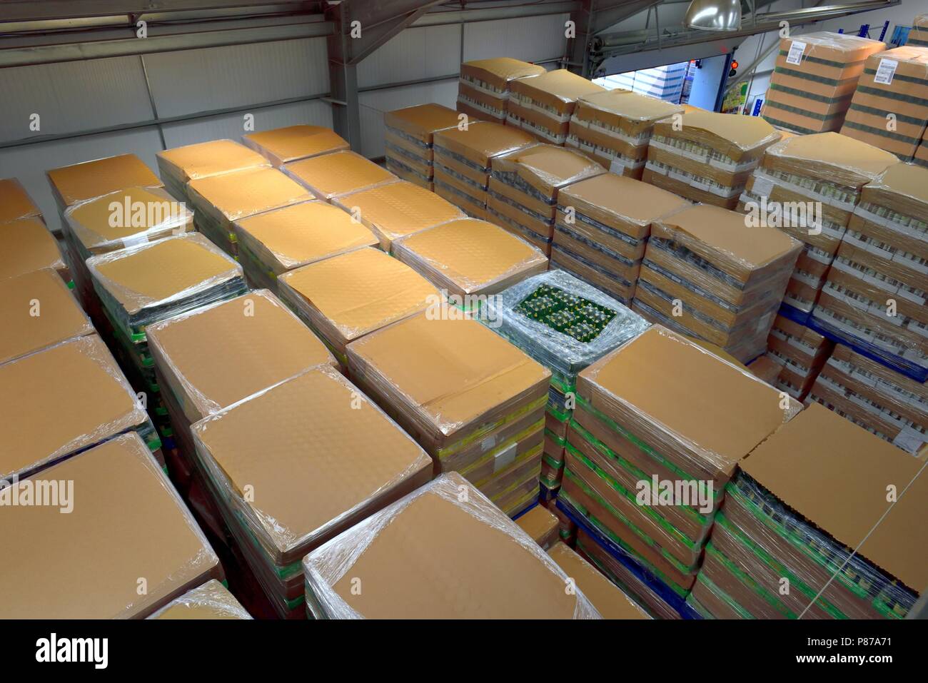 Stockage de palettes d'entrepôt ,Healeys Cornish Cyder Farm,Penhallow, Truro, Cornwall, Angleterre, Royaume-Uni Banque D'Images