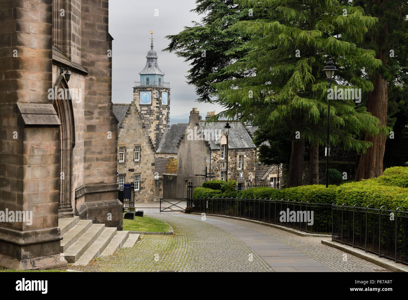 Route à l'église de Holy Rude menant à Stirling Boys Club et le péage tour de l'horloge sur la colline du Château Stirling Ecosse UK Banque D'Images