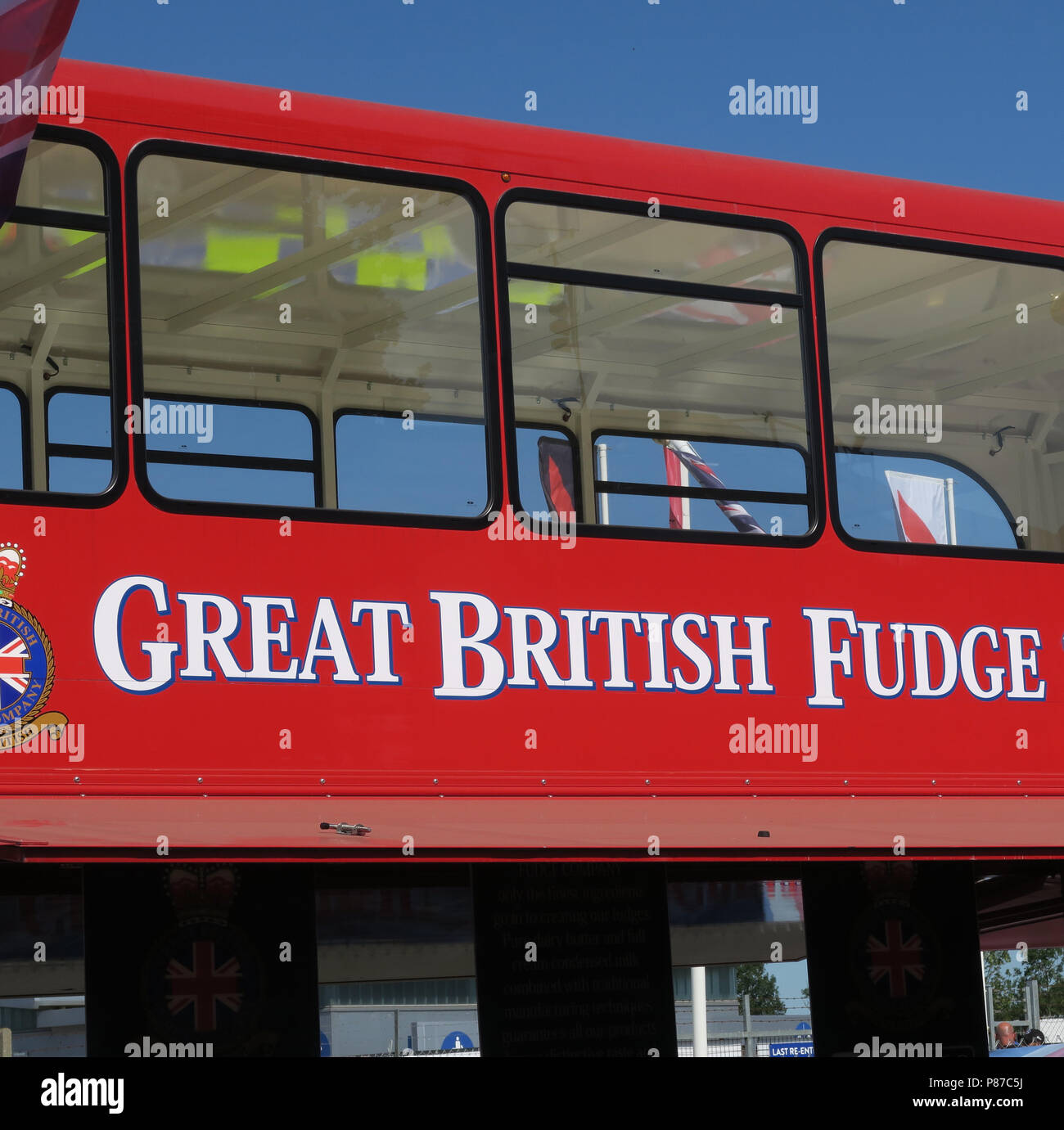 La grande société britannique Fudge red bus sweet shop, Silverstone, Angleterre, RU Banque D'Images