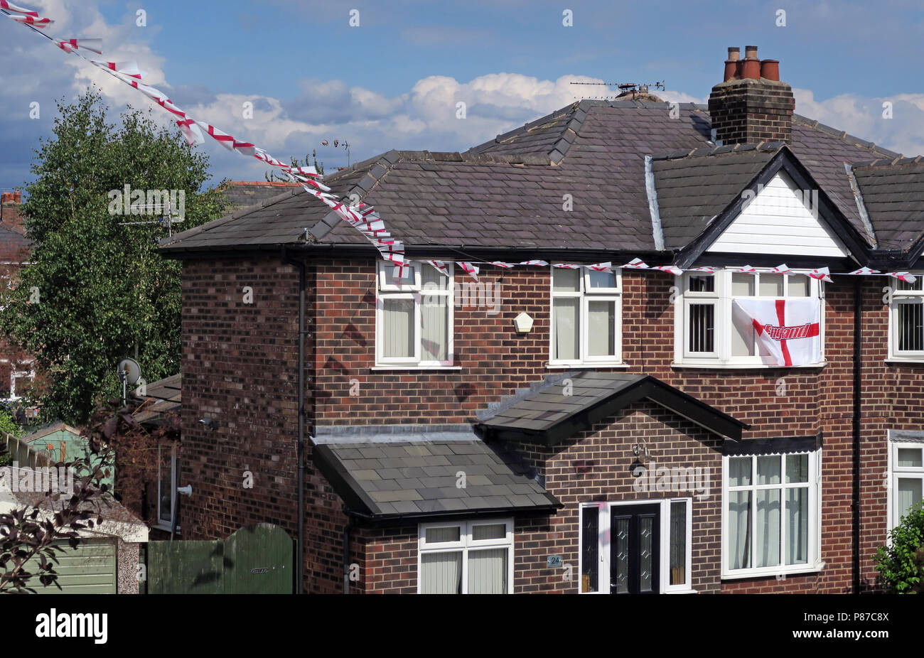 Croix de St George de pour des drapeaux blancs, volant dans une rue résidentielle, Grappenhall, Warrington, Cheshire, North West England, UK Banque D'Images