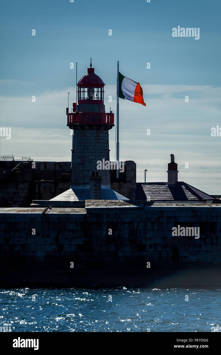 Phare avec Triclour irlandais drapeau sur le West Pier Dun Laoghaire County Dublin Ireland Banque D'Images