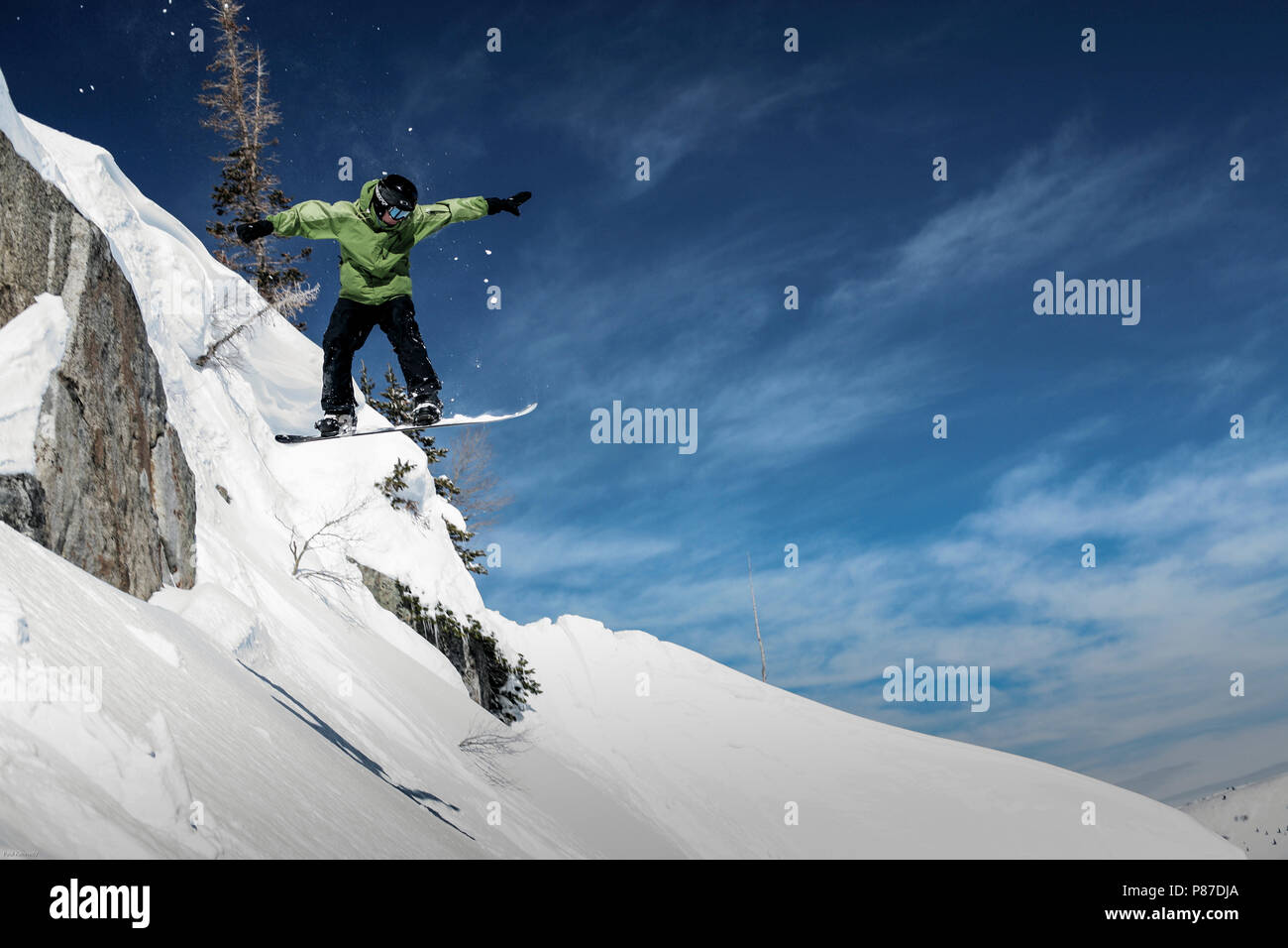 Snowboarder faisant sauter des pierres à Brighton Resort, Utah, USA Banque D'Images