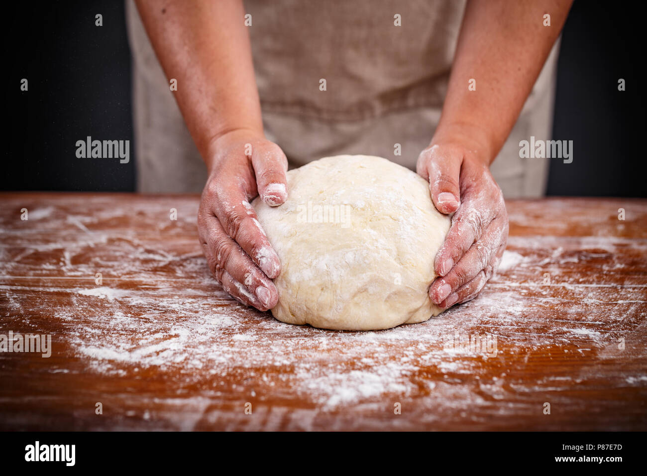 Close-up la main d'un Baker l'élaboration de pâte à pain Banque D'Images