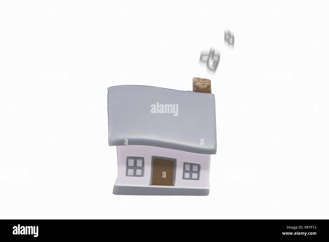 Maison miniature avec clés argent concept d'un nouveau home concept immobilier et des biens Banque D'Images