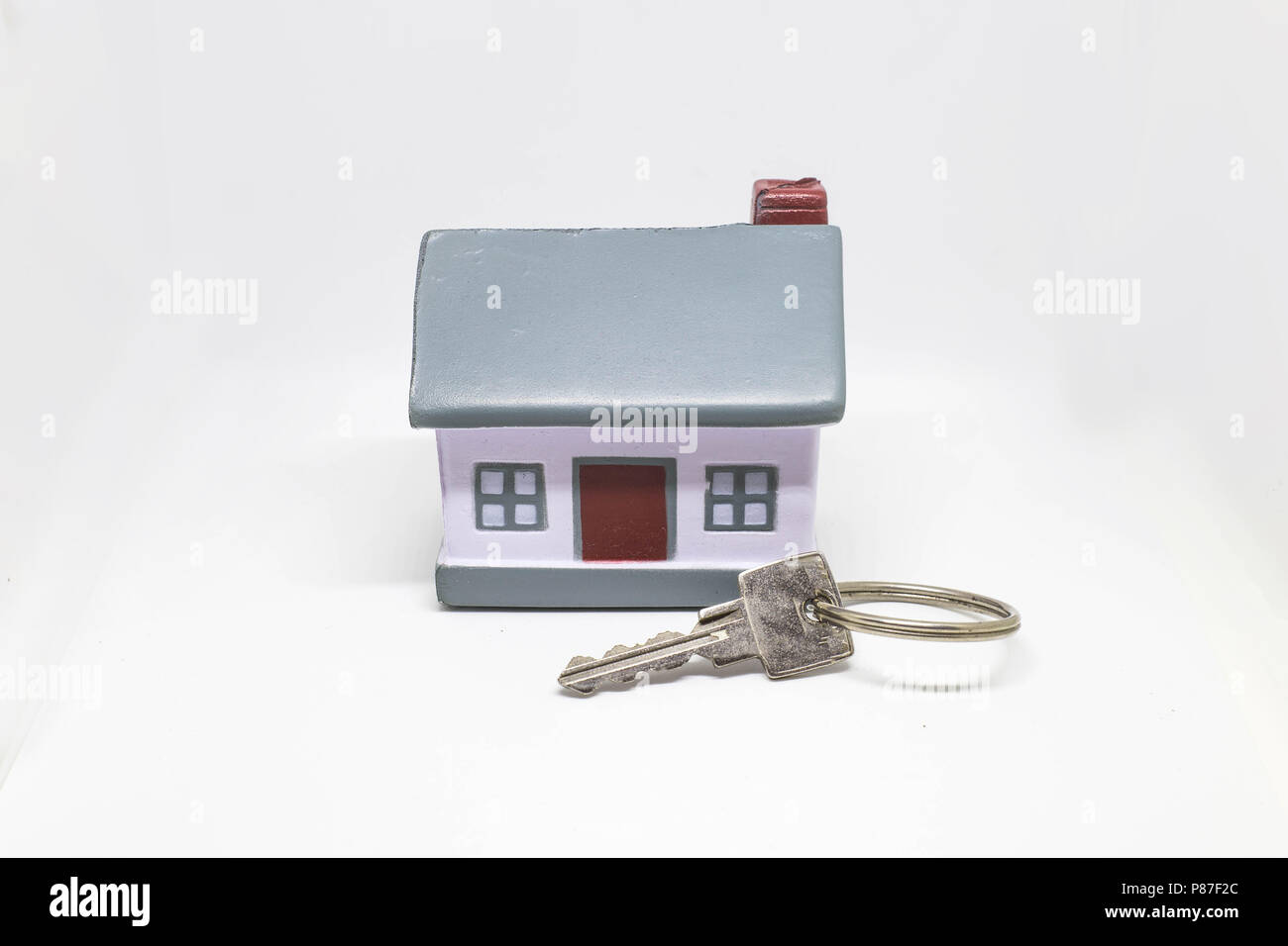 Maison miniature avec clés argent concept d'un nouveau home concept immobilier et des biens Banque D'Images