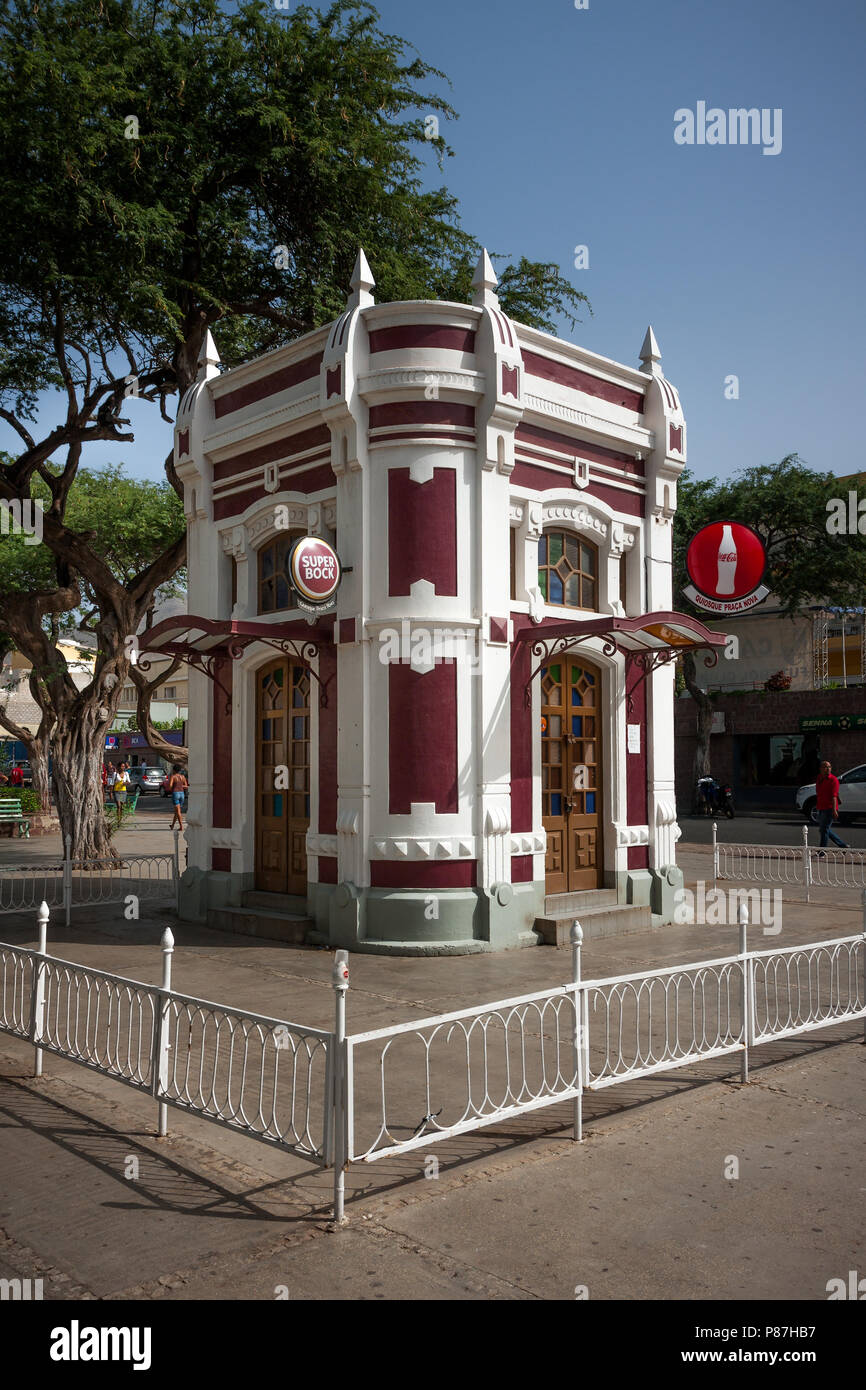 MINDELO, CAP VERT - Décembre 07, 2015 : Blanc Rouge café kiosque bâtiment à la place Amilcar Cabral, Praça Nova Banque D'Images
