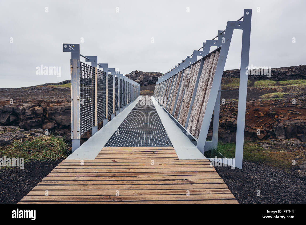 Pont entre l'Europe et en Amérique du Nord dans la région de Reykjanes UNESCO Global Geopark en Reykjanesskagi - péninsule du Sud, Islande Banque D'Images