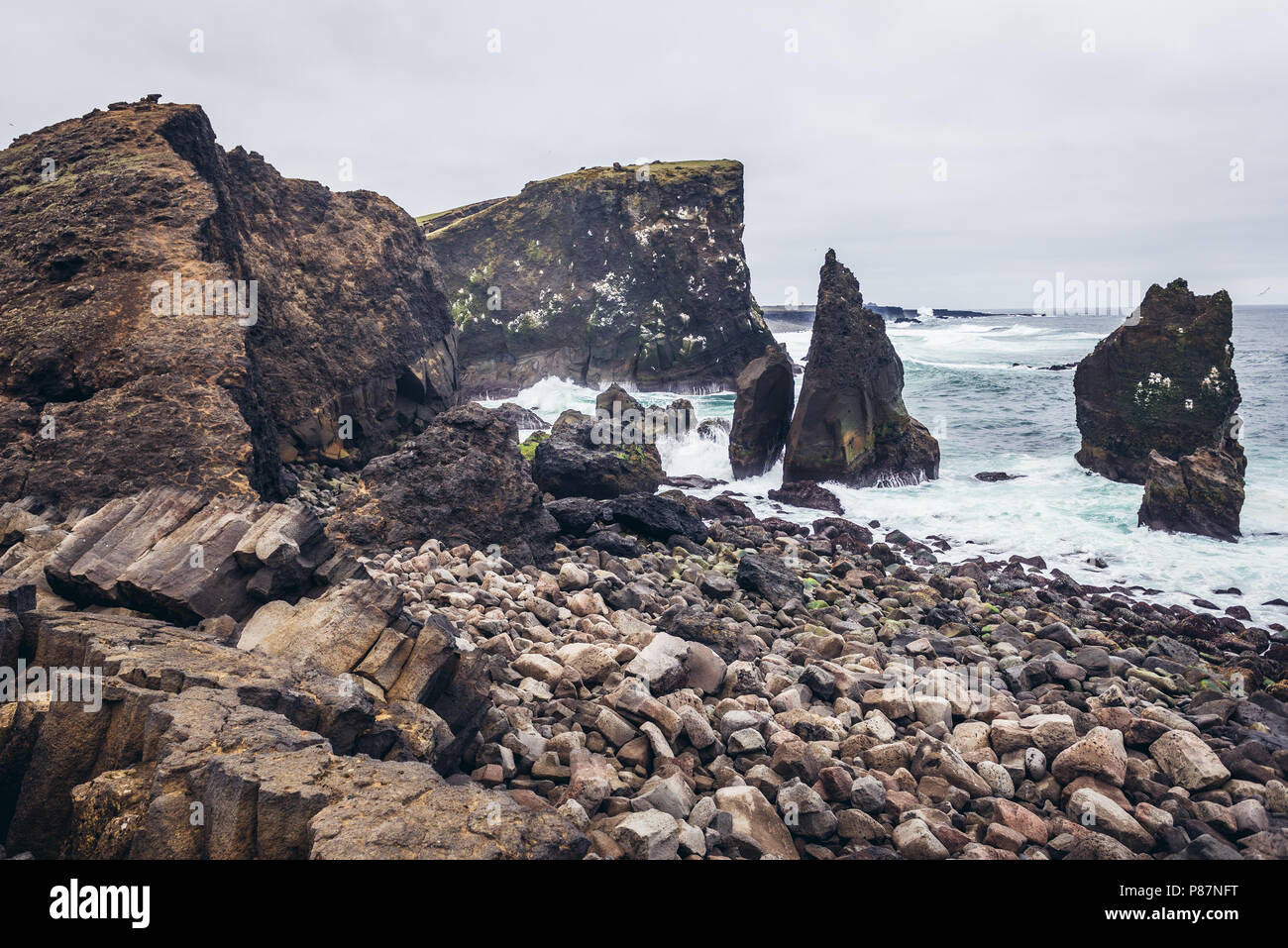 Valahnukur falaise sur une rive de l'Atlantique Nord dans la région de Reykjanes UNESCO Global Geopark, péninsule du Sud, Islande Banque D'Images