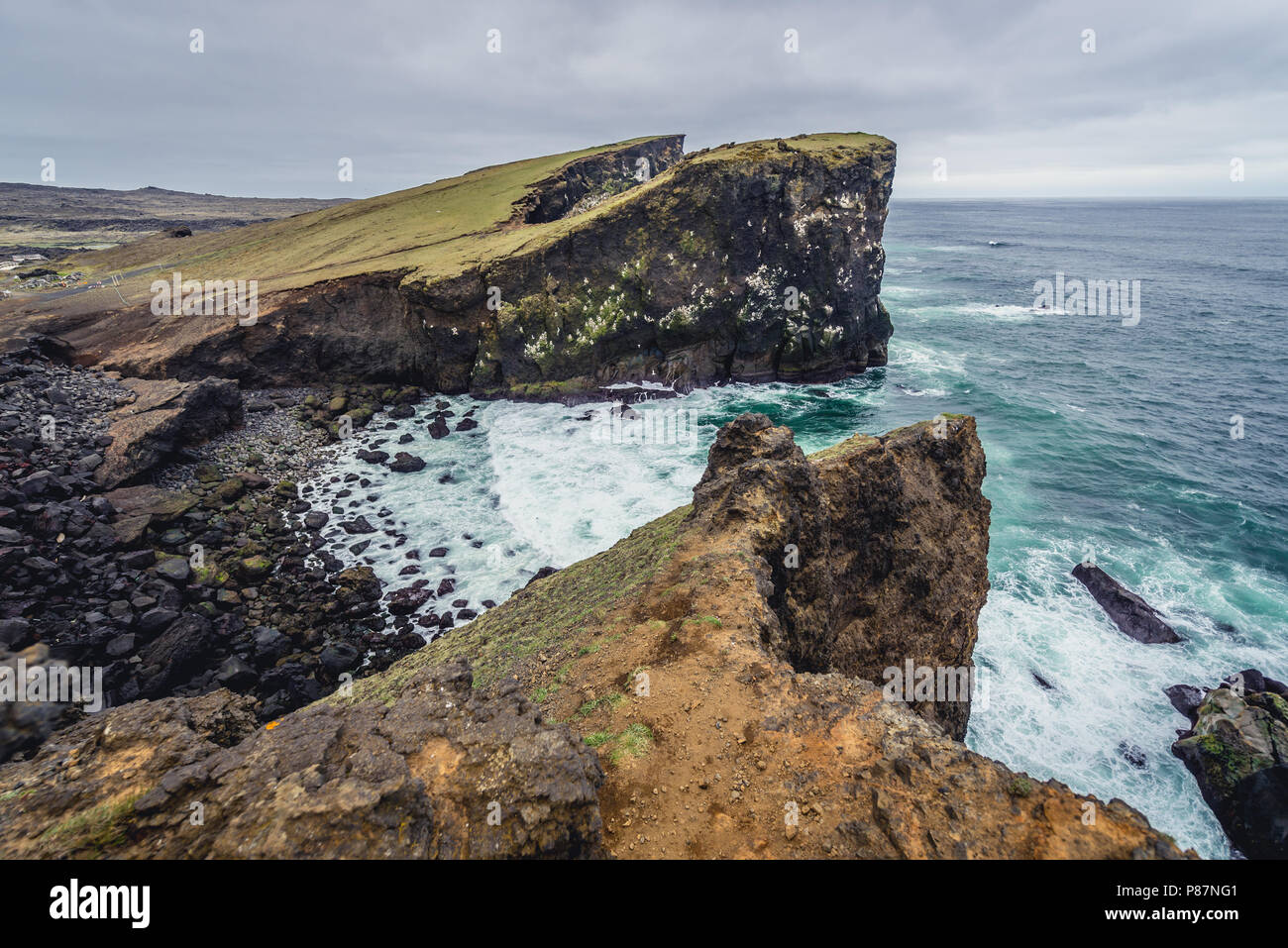 Valahnukur falaise sur une rive de l'Atlantique Nord dans la région de Reykjanes UNESCO Global Geopark, péninsule du Sud, Islande Banque D'Images