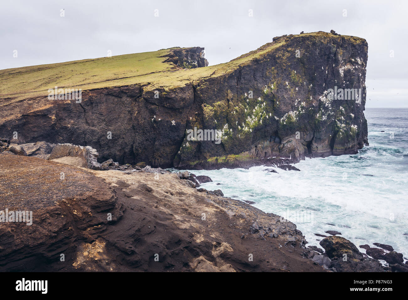 Valahnukur falaise sur une rive de l'Atlantique Nord dans la région de Reykjanes UNESCO Global Geopark, péninsule du Sud, Islande Banque D'Images