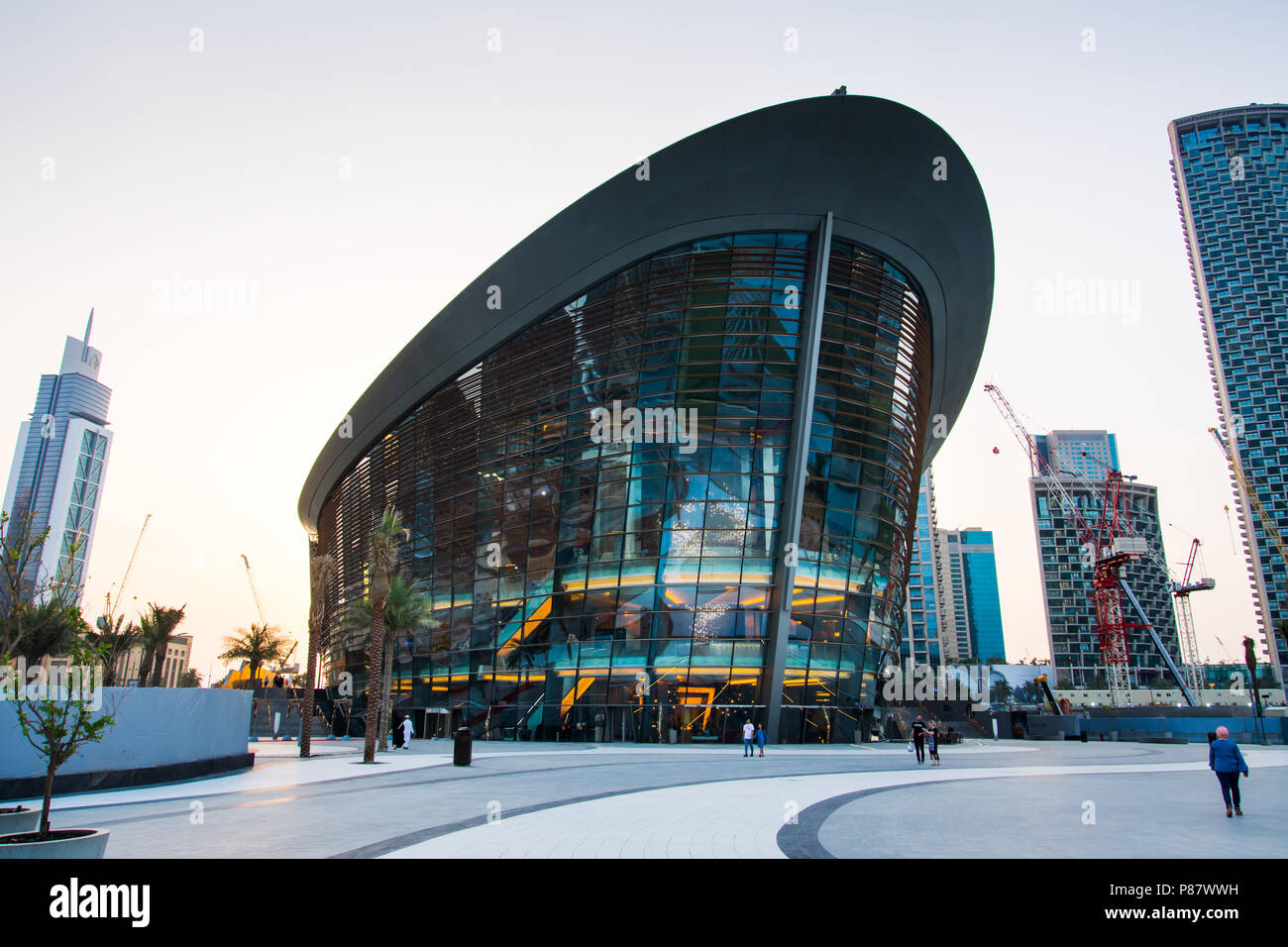 Dubaï, Émirats arabes unis - 18 mai 2018 : opéra de Dubaï et les gratte-ciel modernes du Dubaï Mall environs des personnes qui se promènent à s Banque D'Images