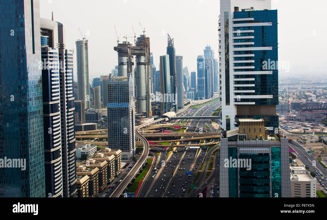 Dubaï, Émirats Arabes Unis - 3 Avril, 2018 : occupé Sheik Zayed road entouré par les gratte-ciel modernes du centre-ville de Dubaï au coucher du soleil Banque D'Images