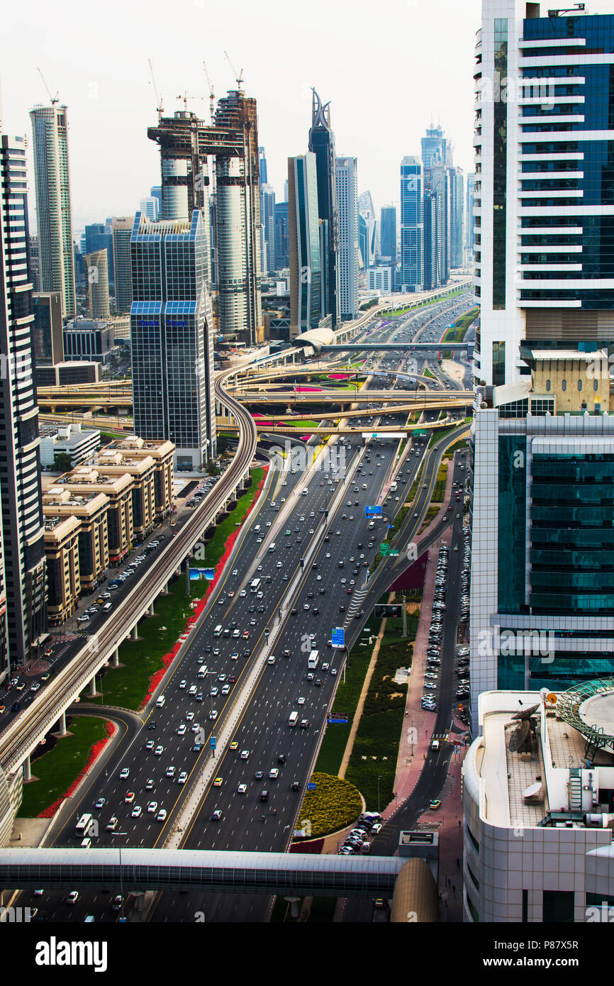 Dubaï, Émirats Arabes Unis - 3 Avril, 2018 : occupé Sheik Zayed road entouré par les gratte-ciel modernes du centre-ville de Dubaï au coucher du soleil Banque D'Images