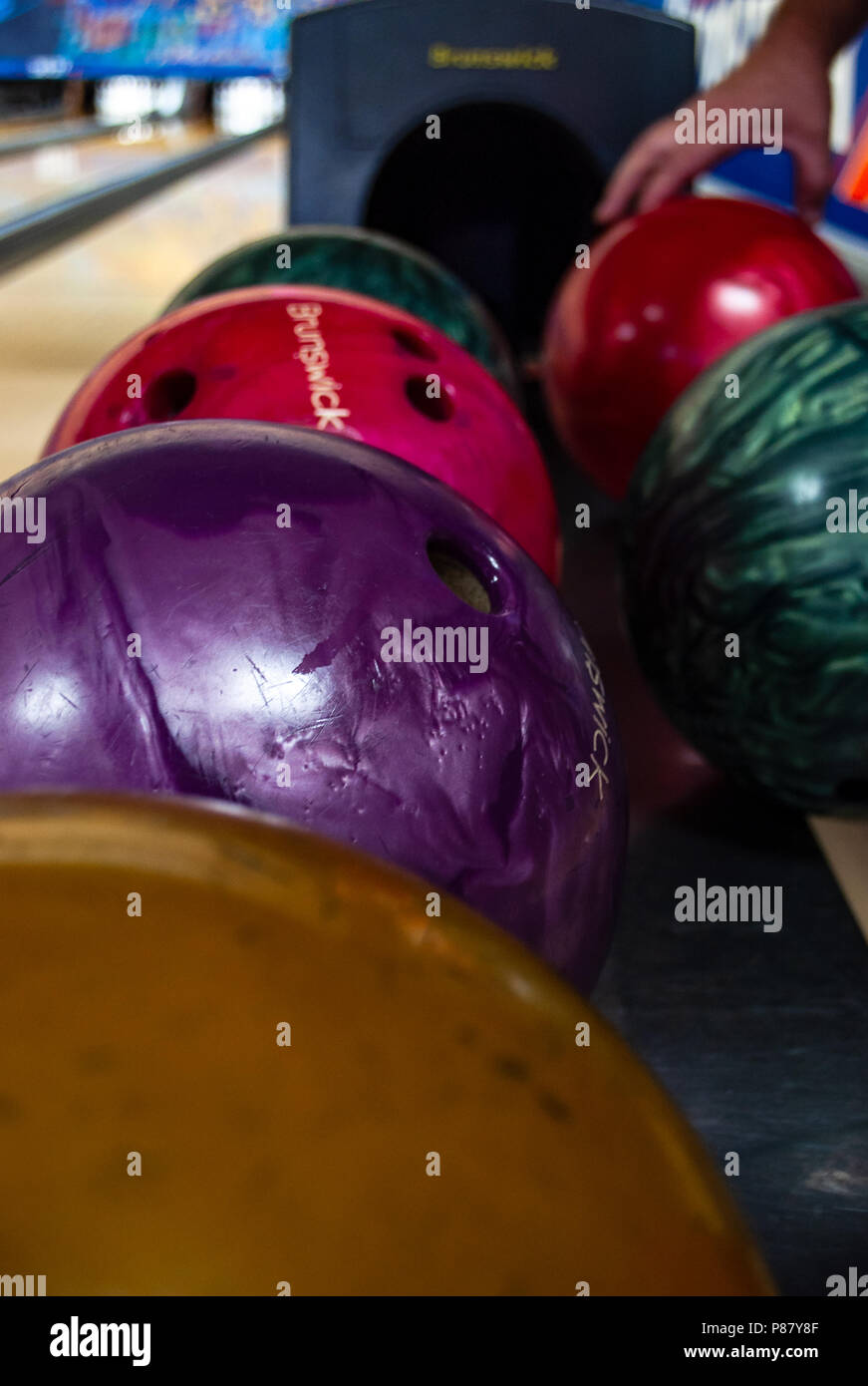 Boules de quilles en bois alignés et lane en salle de bowling Banque D'Images