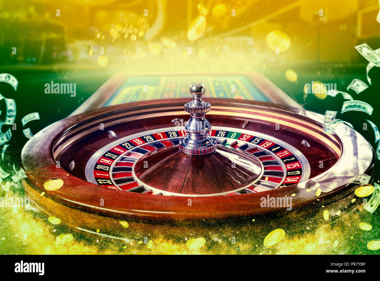 Collage d'images de casino avec une image dynamique de table de roulette casino multicolores avec des jetons de poker Banque D'Images