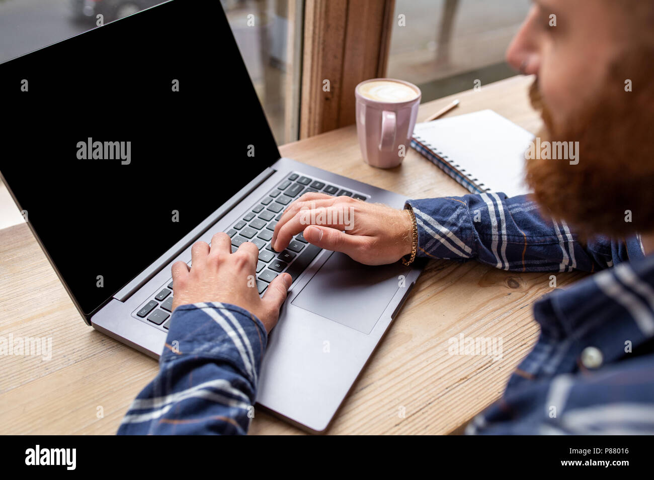 Portrait de jeune homme clavardage par net-book pendant le travail en pause  café, homme assis devant l'ordinateur portable ouvert avec copie vierge de  l'écran de l'espace Photo Stock - Alamy