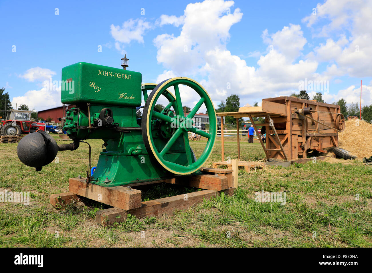 John Deere Waterloo Boy K 1921 du moteur à l'arrêt et la vieille batteuse sur Kama & Mac Gregor, Traktorkavalkad Cavalcade du tracteur. Kama & Mac Gregor, Finlande - le 7 juillet, 201 Banque D'Images