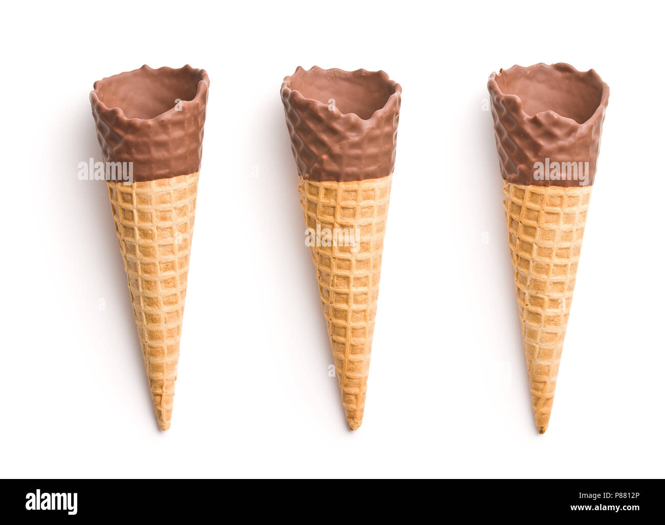 Cornet de crème glacée au chocolat isolé sur fond blanc. Banque D'Images