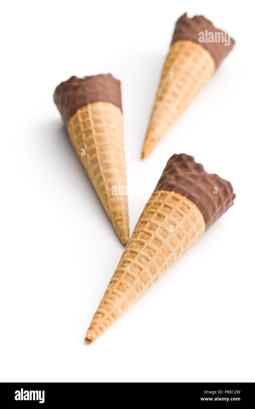 Cornet de crème glacée au chocolat isolé sur fond blanc. Banque D'Images