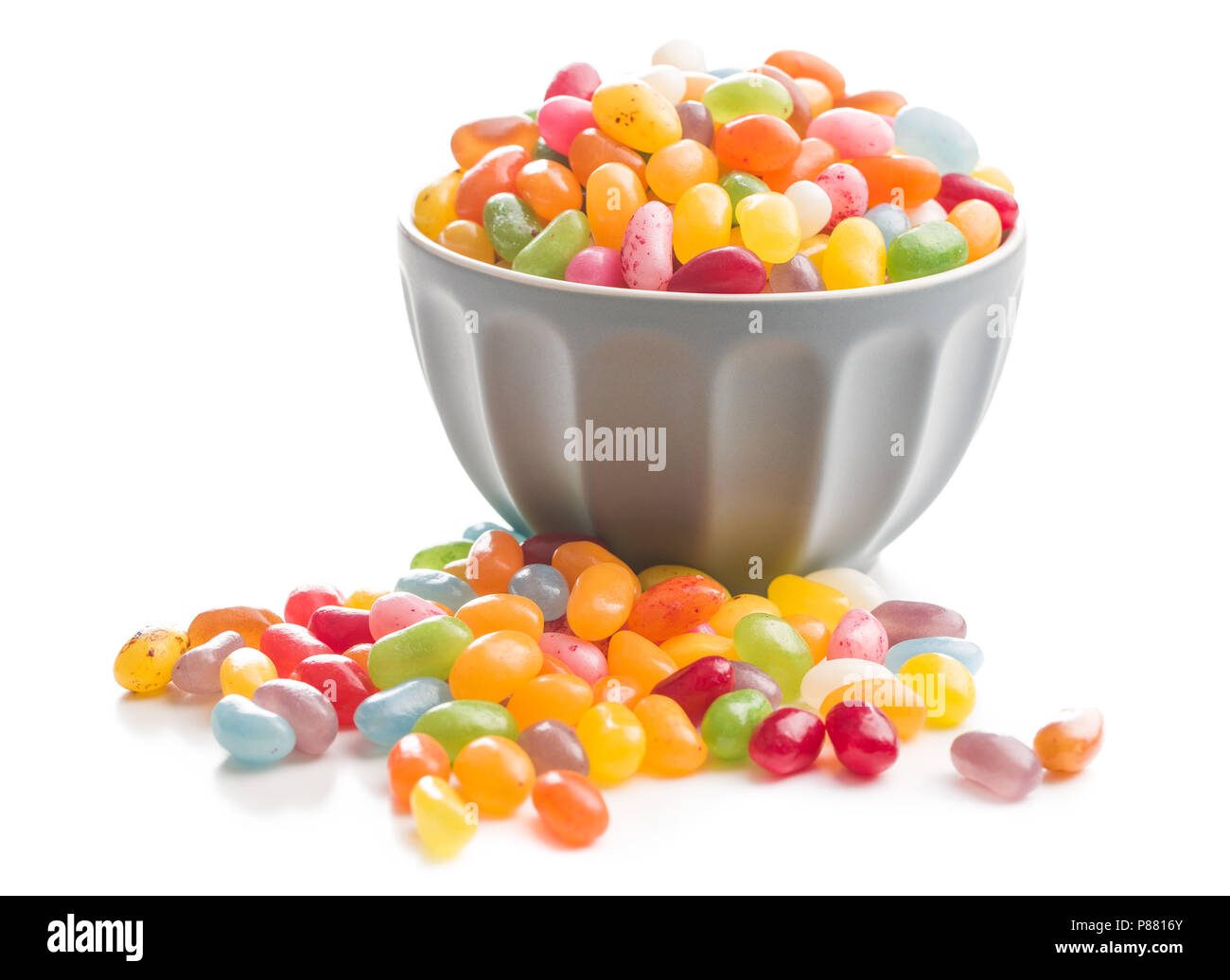Sweet jelly beans dans bol isolé sur fond blanc. Banque D'Images