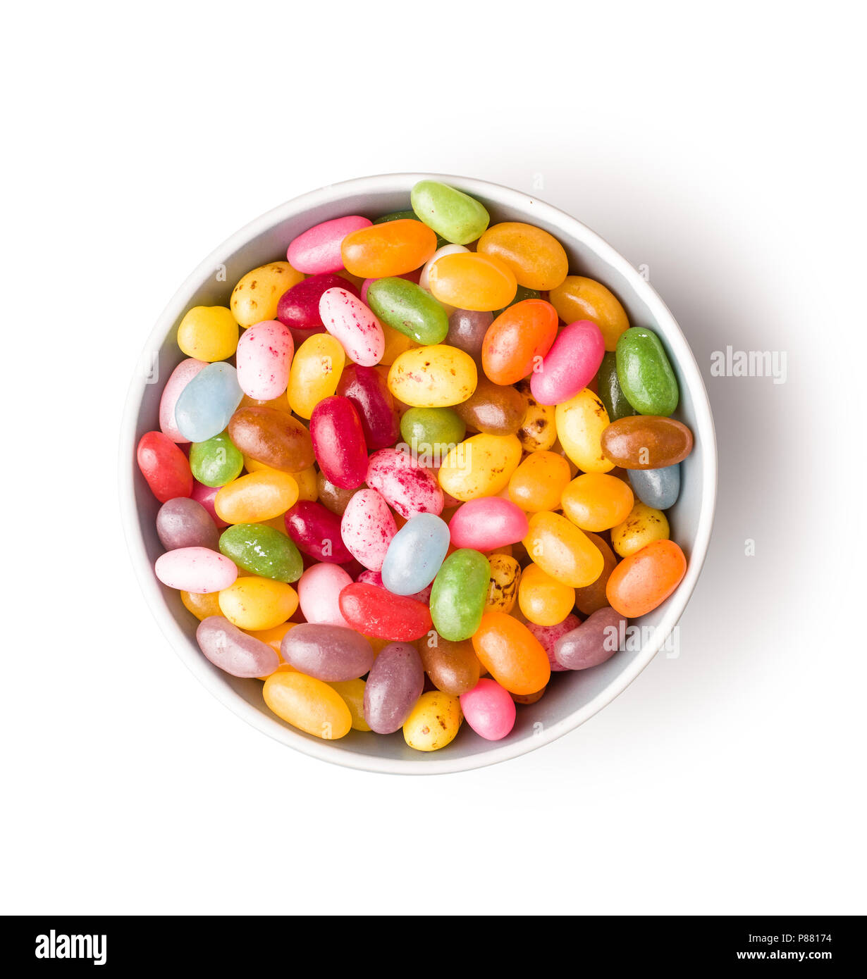 Sweet jelly beans dans bol isolé sur fond blanc. Banque D'Images