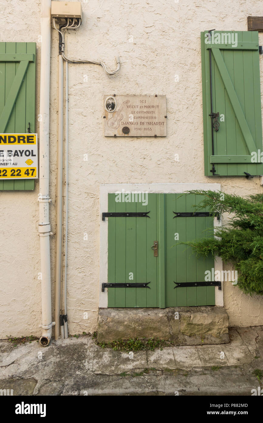 Façade de la maison où le musicien de jazz Django Reinhardt a vécu. France, Seine et Marne, Samois sur Seine, Banque D'Images