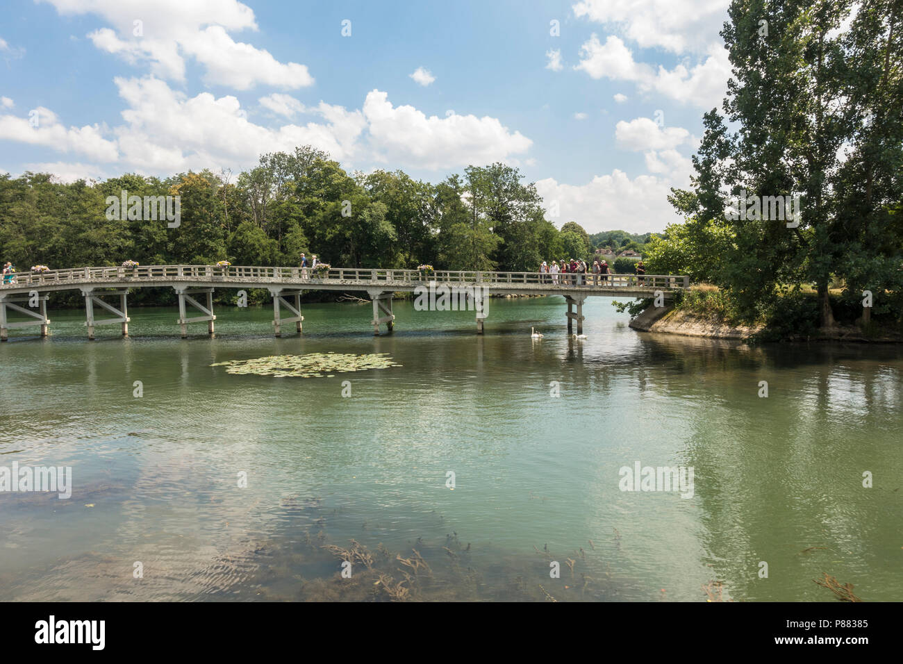 Passerelle pour piétons à l'Île du berceau, où le Festival Django Reinhardt a eu lieu, Samois sur Seine, France. Banque D'Images