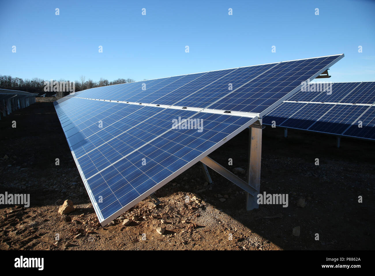 Des panneaux solaires dans une carrière désaffectée à Varen, Tarn et Garonne, Occitanie, Sud Ouest France Banque D'Images