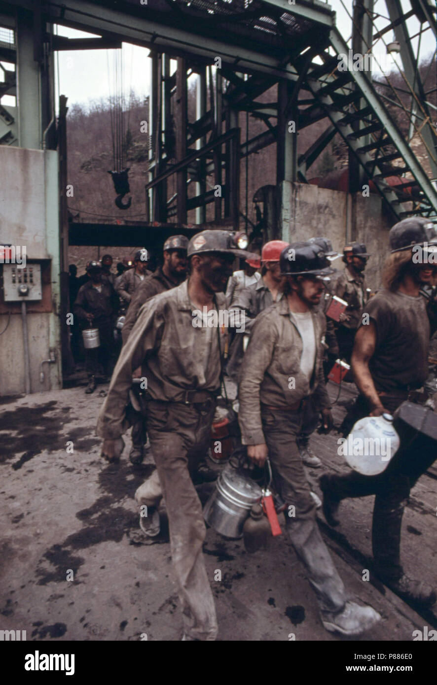 Mineurs qui viennent de rentrer à la surface d'Virginia-Pocahontas Coal Company # 4 Mine près de Richlands, Virginie Avril 1974 Banque D'Images
