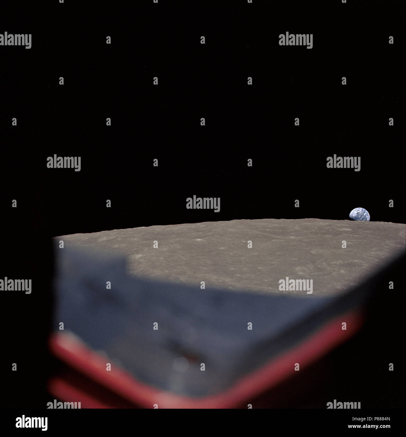 Vue oblique haut de la surface de la Lune montrant la hausse de la terre au-dessus de l'horizon lunaire, à l'ouest au sud-ouest, comme l'Apollo photographié d'engins 8 Banque D'Images