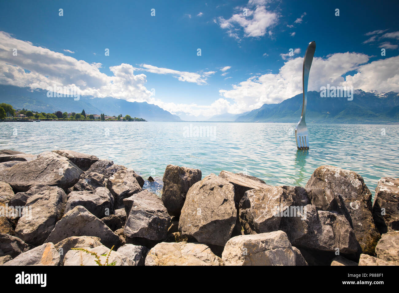 VEVEY, SUISSE - 31 mai 2018 - promenade en bord de mer à Vevey ville près de Montreux avec Swiss Alps en arrière-plan, la Suisse, l'Europe. Banque D'Images